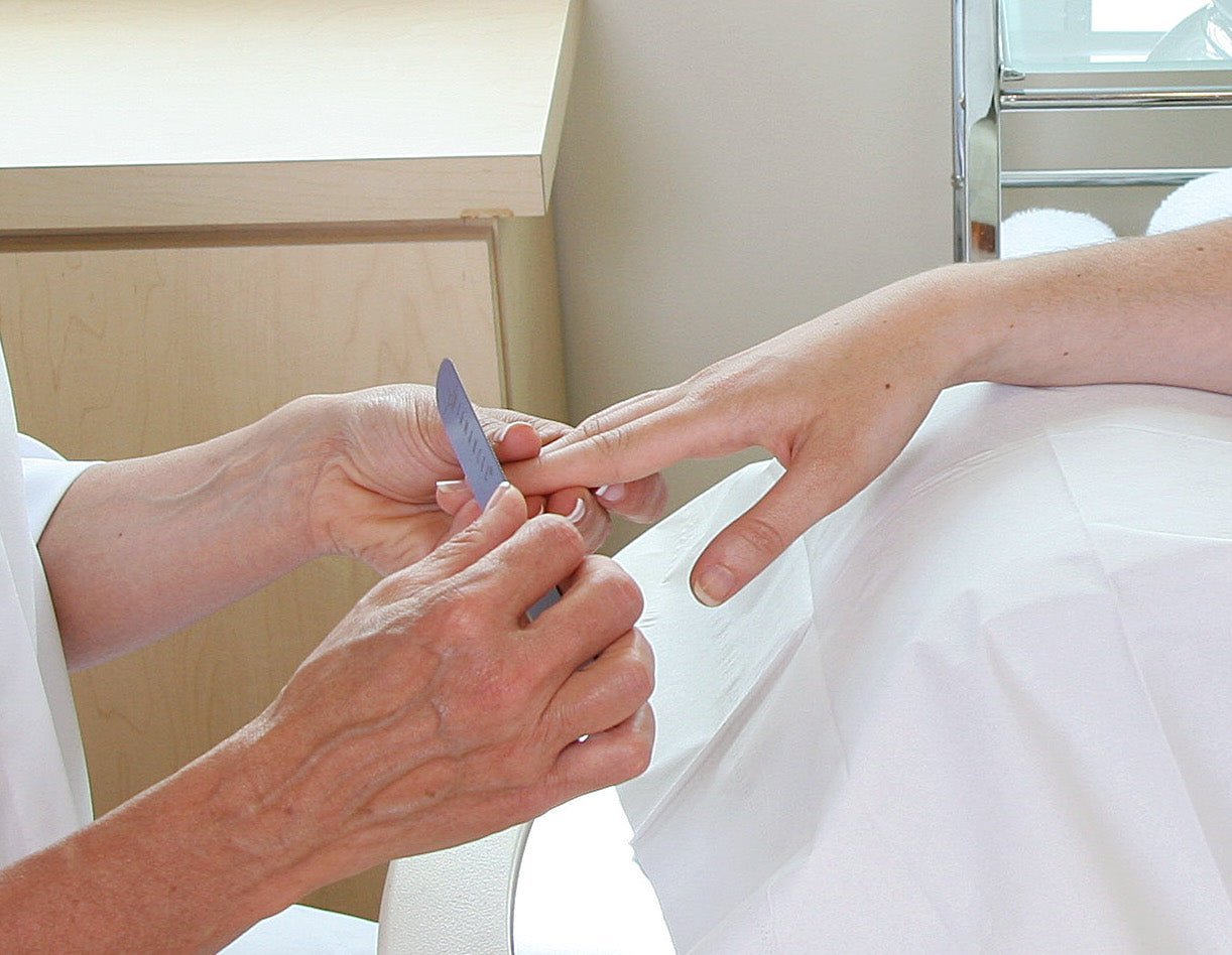DIAMANCEL files can file the nails with a back and forth motion - Diamancel Europe